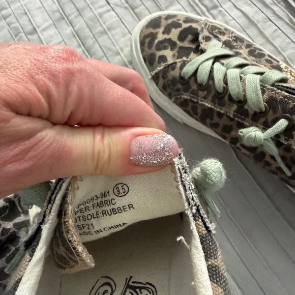 Very G Animal Print Sneakers with Gold Glitter Star
9.5 - Picture 6 of 6